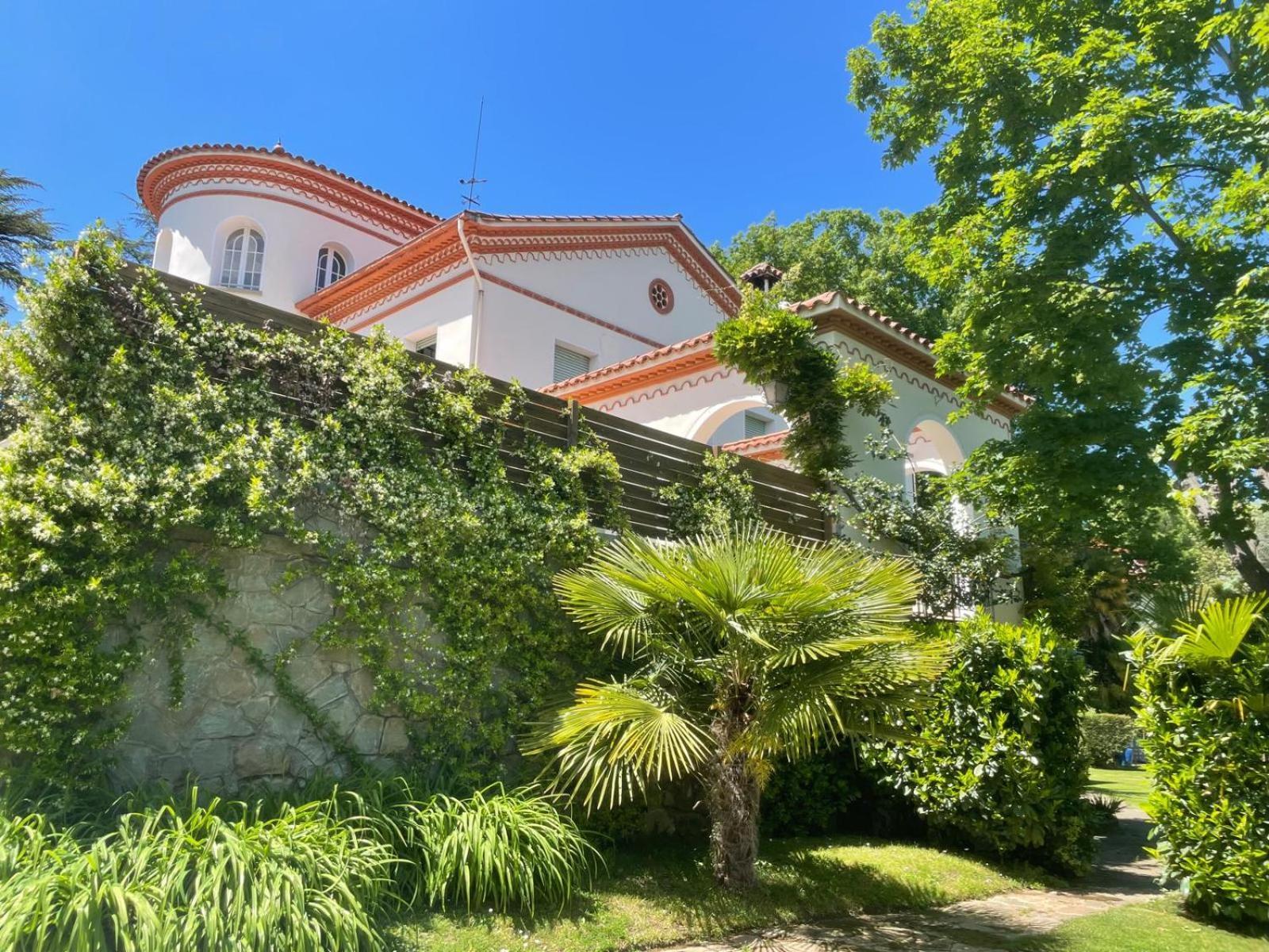 Espectacular Casa Chateau En El Centro De Olot Exteriör bild